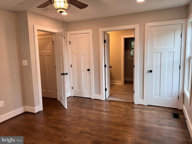 Building Photo - 210 Point Ln