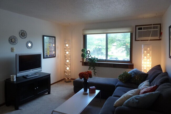 Building Photo - $1,095 | 2 Bedroom, 1 Bathroom Apartment | Cat Friendly* | Available for August 1st, 2026 Move In!