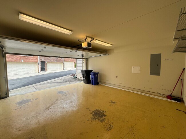 Building Photo - Gorgeous 4 Bed 3 Bath End Unit Brick Townh...