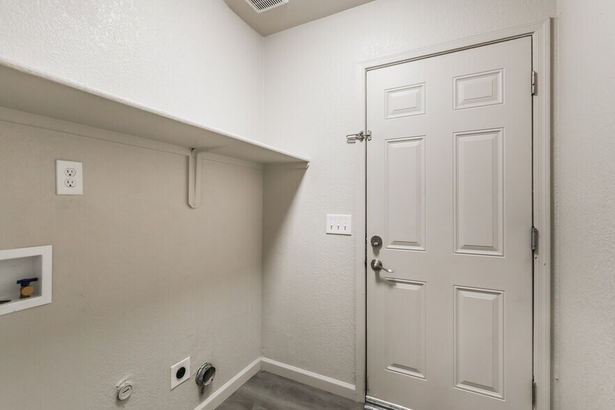 Building Photo - 6111 N Samantha Grove Dr
