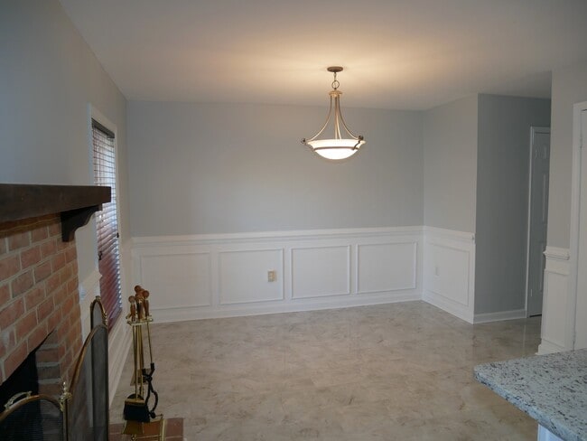 Building Photo - 4 Bedroom 3.5 Bath Corner Unit Townhouse o...