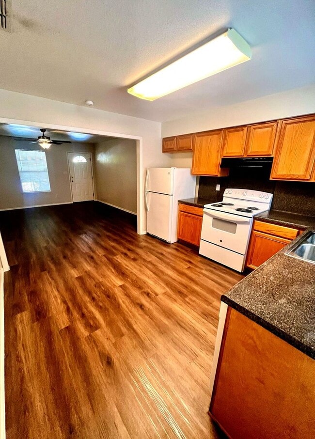 Building Photo - *Move in Special* 2 Bedroom / 1 Bath **Cozy Unit in Pleasanton** w/ Covered Carport! *Refrigerato...