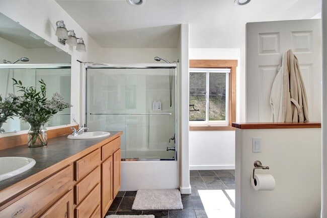 Building Photo - Spacious Home on Elevated Lot in Bellevue'...