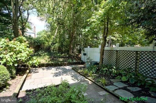 Building Photo - 10 Catbird Ct