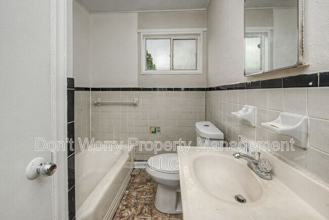 Building Photo - 1609 Oneka Ave