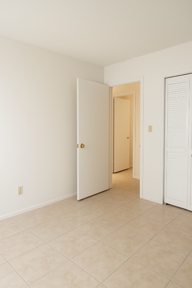 Building Photo - 411 Banana