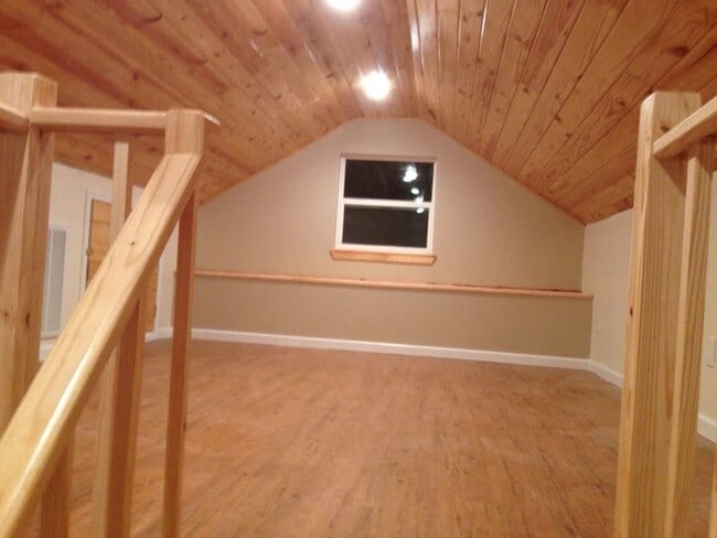 Building Photo - 2/2 w/ Loft - Electric Included!