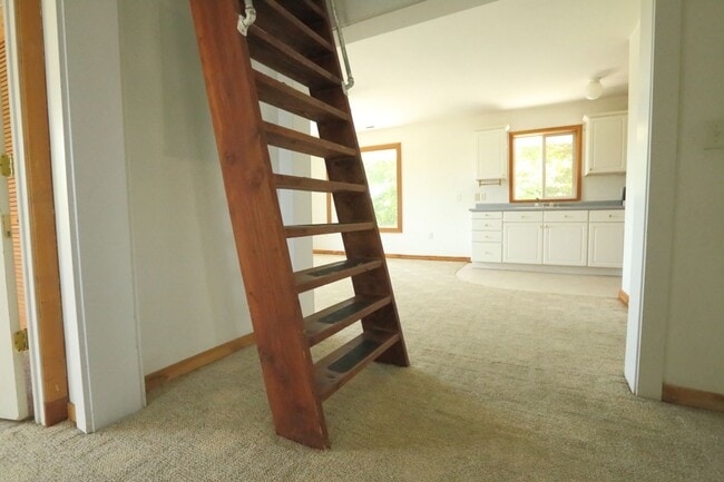 Building Photo - Spacious upper 3-bedroom unit with 2 full ...