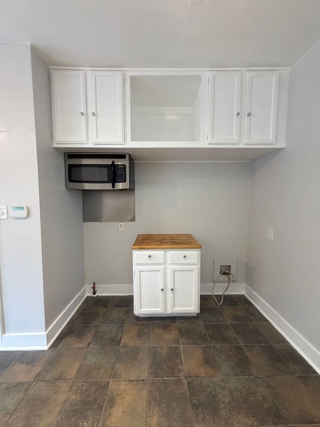 Building Photo - Stylish 2/2 Bungalow with Modern Kitchen & Spacious Backyard