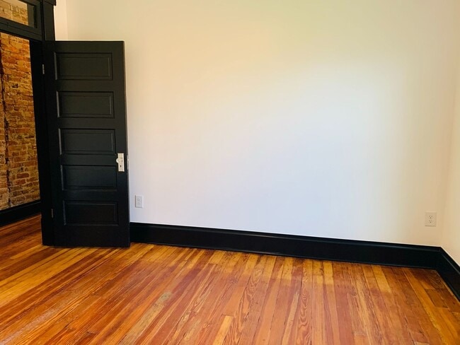 Building Photo - 3 Bedroom 2.5 Bath Just Steps from Franklin Park!!