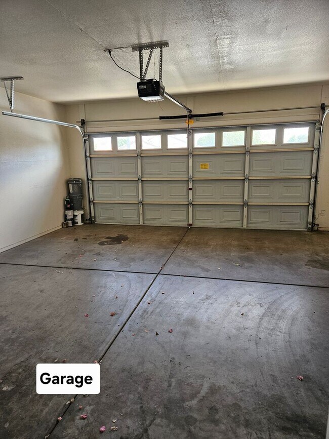 Building Photo - 931 E Sherri Dr
