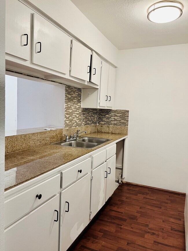 Building Photo - 7200 Clarewood Dr