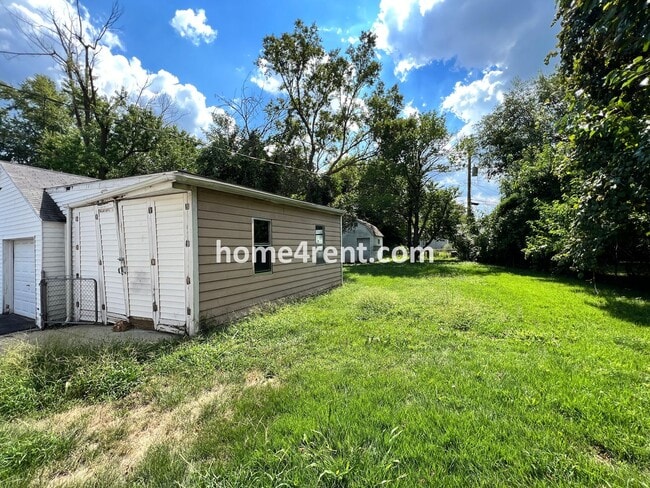 Building Photo - Cozy Ranch Style Home in KCMO w/ Wood Floors and a Fenced in Yard!