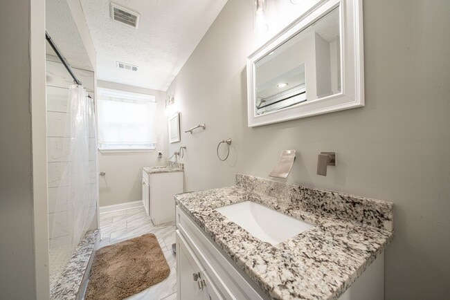 Building Photo - 4 bedroom/3 bath, 3711 sqft in Midtown!