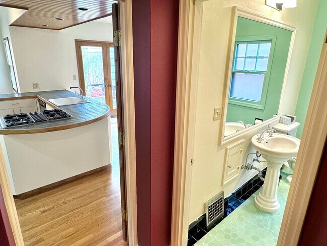 Building Photo - Alameda Neighborhood Pristine Tudor Home, Downtown Views, All The Amenities - A Must See!