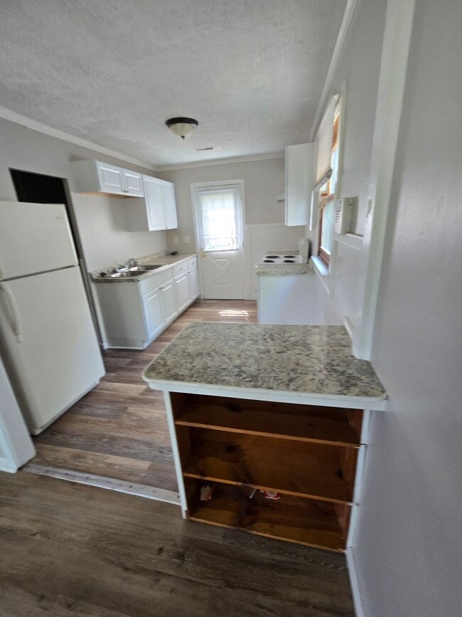 Building Photo - 2 Bedroom Ranch Home in Fairborn - Just Re...
