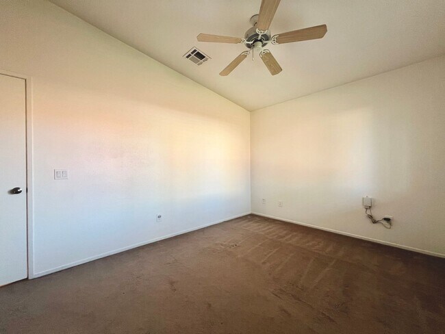 Building Photo - AVAILABLE NOW!!! 3 Bedroom 2 Bathroom Home in La Quinta