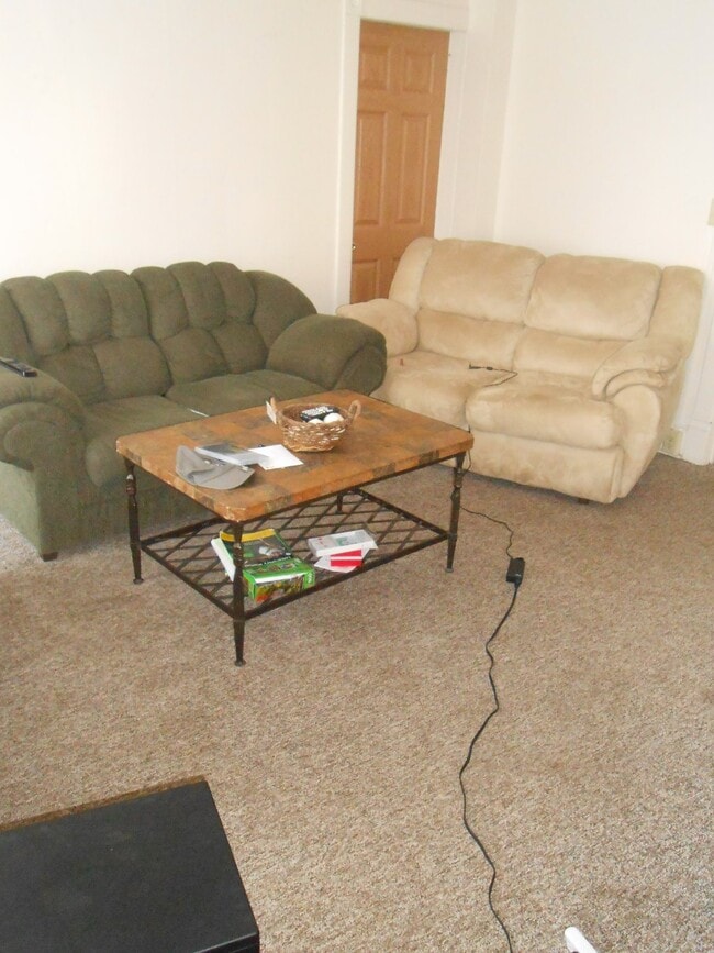 Building Photo - Awesome 2 Bed 1 Bath! Available June 1st!