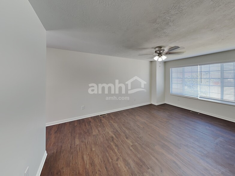 Building Photo - 949 580 E