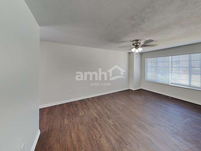 Building Photo - 949 580 E