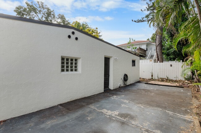 Building Photo - 717 19th Ave N
