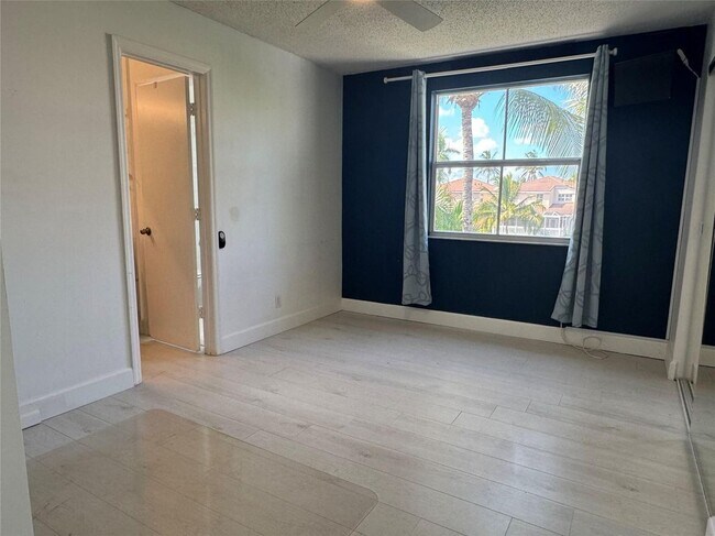 Building Photo - 7481 Santa Monica Dr