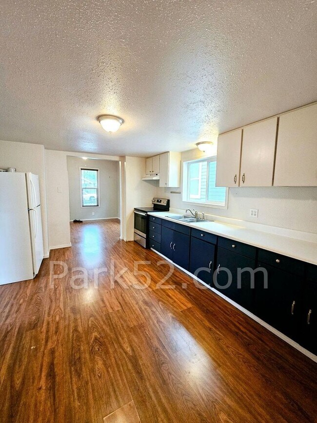 Building Photo - 3 Bedroom Tacoma Single Family Home- Pet Friendly!