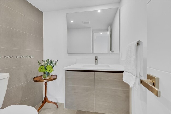 Building Photo - 20100 W Country Club Dr