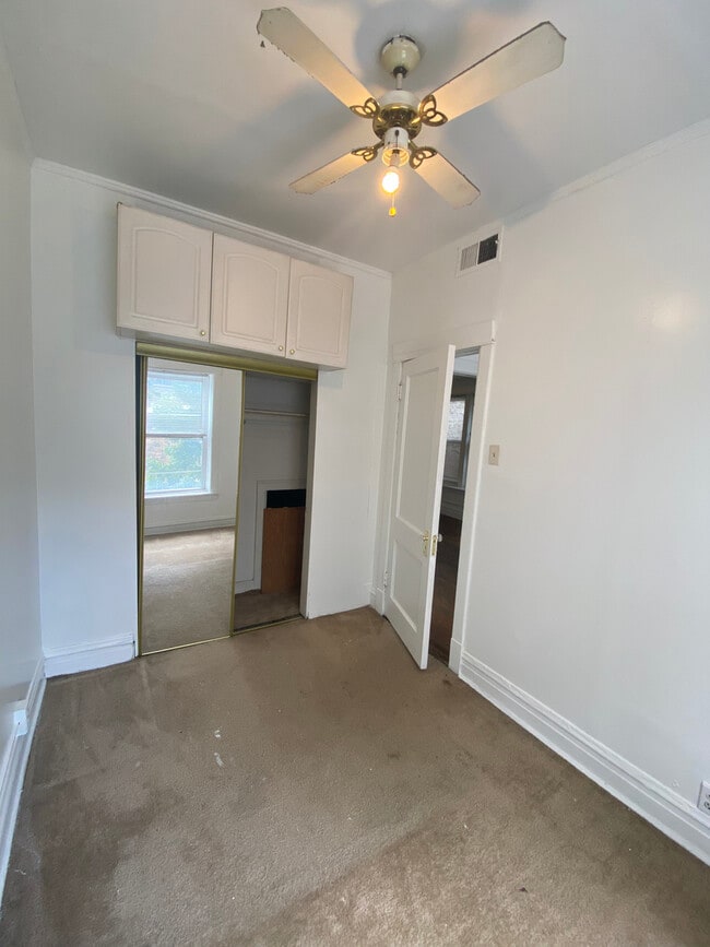 Building Photo - 866 W Buckingham Pl