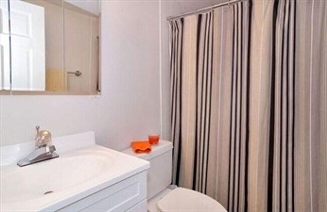 Building Photo - 2BR 1Bth unit. Heat/Hot Water included. Great location! Parking included! Swimming pool!