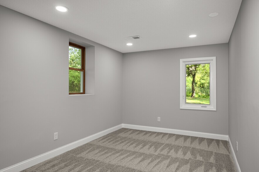 Building Photo - 11004 Oak Knoll Ter N