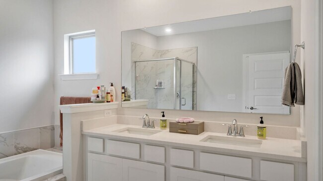 Building Photo - Like-new 4BR/3BA home in desirable St. Cla...