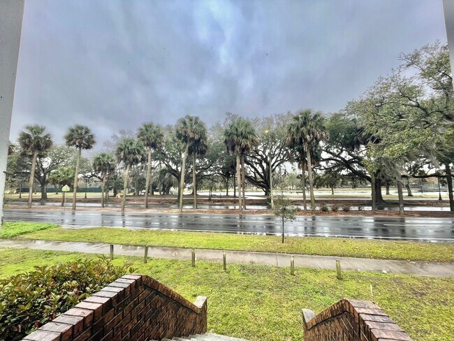 Building Photo - Charming 1 bedroom 1 Bathroom across from Daffin Park