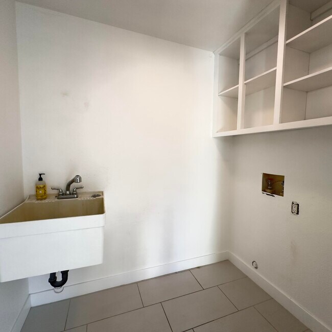 Building Photo - 27131 Shadowcrest Ln