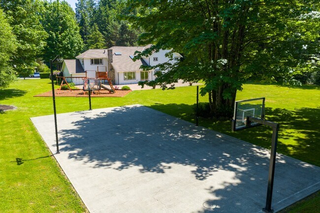 Building Photo - Luxurious 4-Bedroom Family Home Minutes Aw...