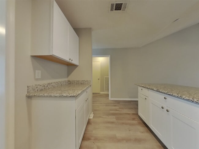 Building Photo - 3434 Deer Valley Dr