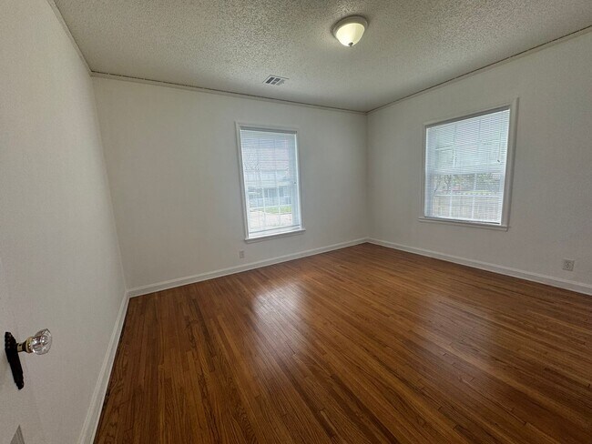 Building Photo - 2 bedroom 1 bathroom home Ready for move-i...