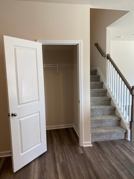 Building Photo - 2413 Hedge Maple Dr