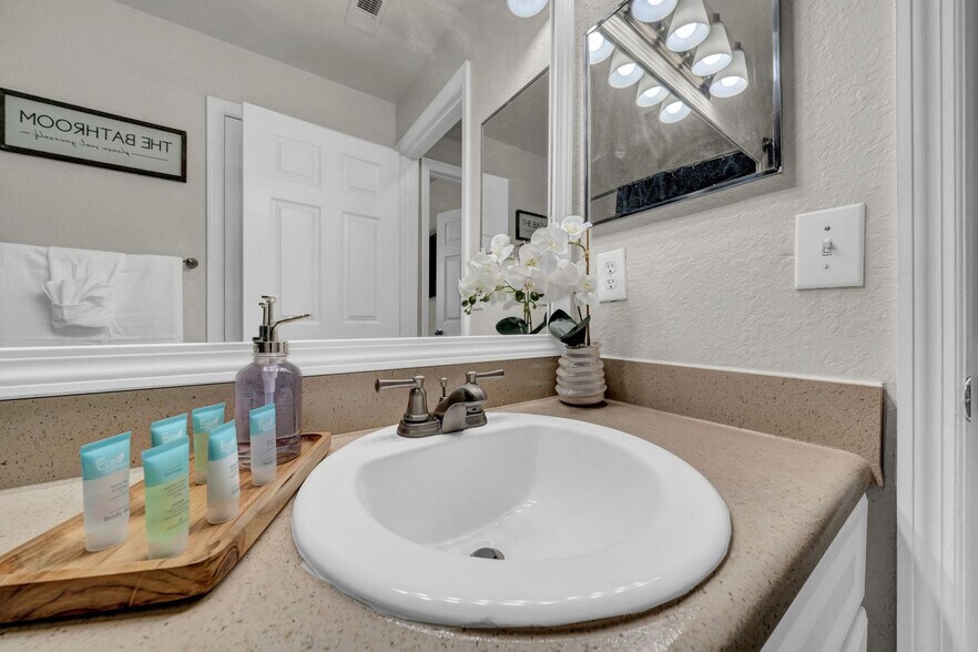 Building Photo - 10056 Montague St