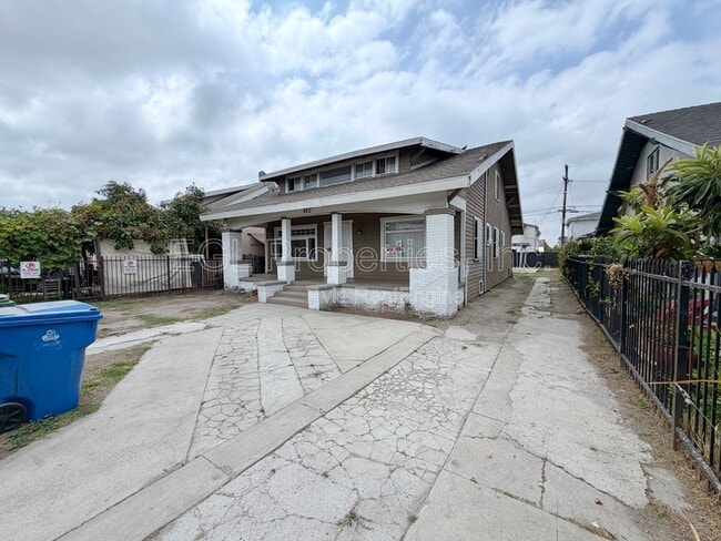 Building Photo - 860 W 56th St