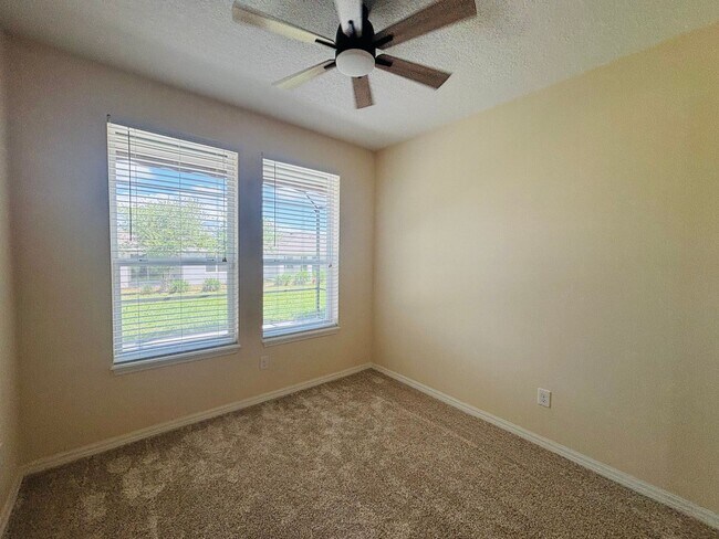 Building Photo - Beautiful movie in ready, large 2/2 in Ocala Preserve - All ages