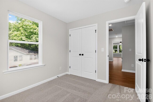 Building Photo - 333 N Hoskins Rd