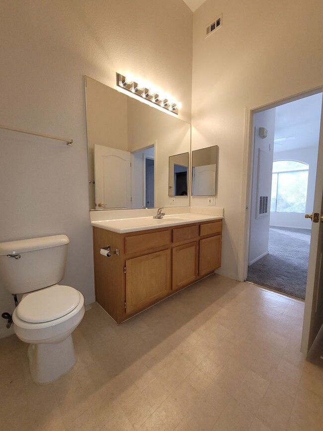 Building Photo - Gorgeous Henderson Condo with garage!