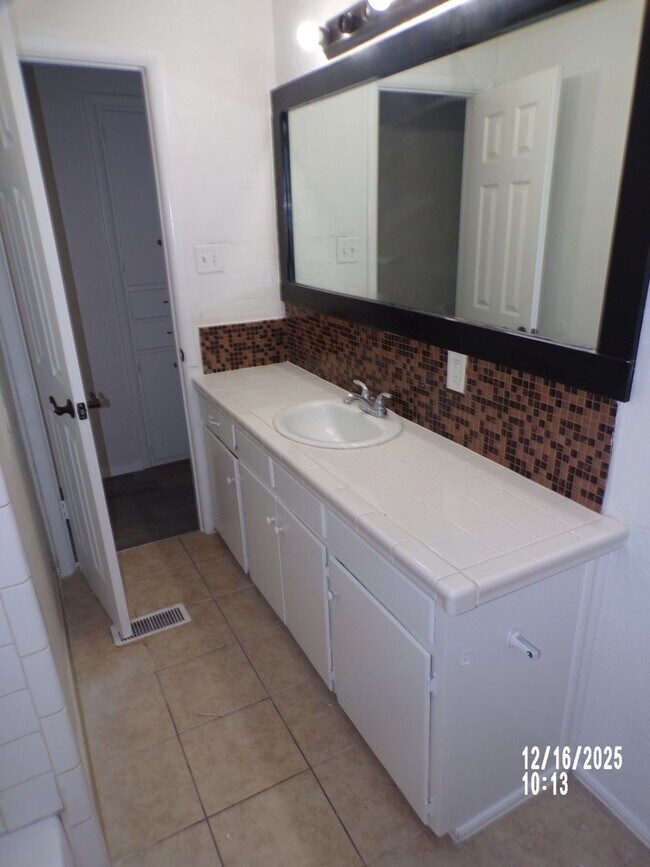 Building Photo - Great home located close to shopping and restaurants