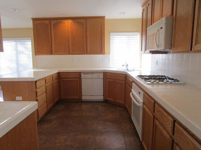 Building Photo - Like Brand New 4 Bedroom 3 Bath Beautiful ...