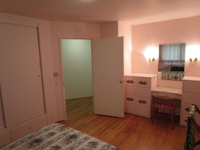 Building Photo - 2 Bedroom Fully Furnished House, Move In R...