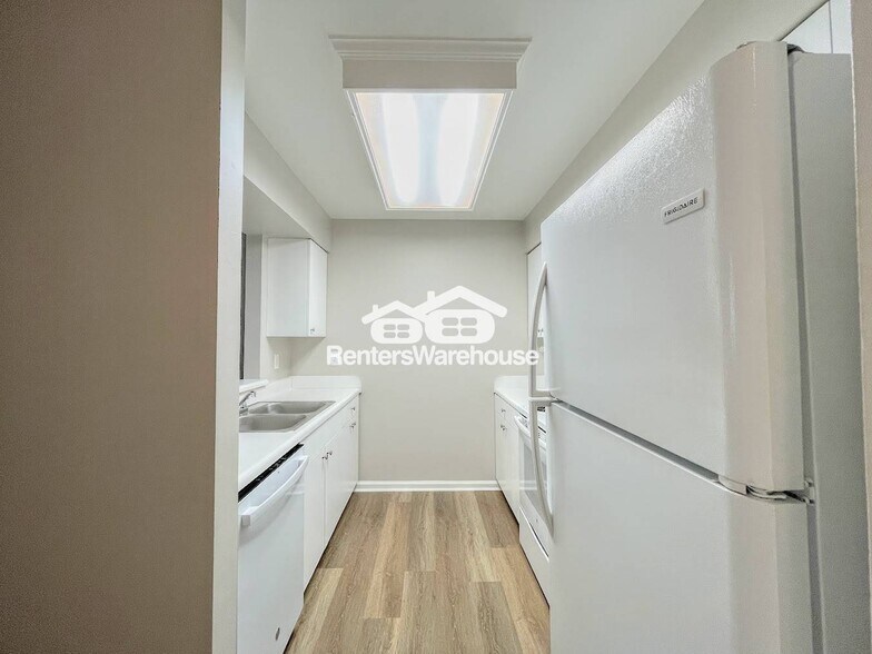 Building Photo - 904 Rue Marseille