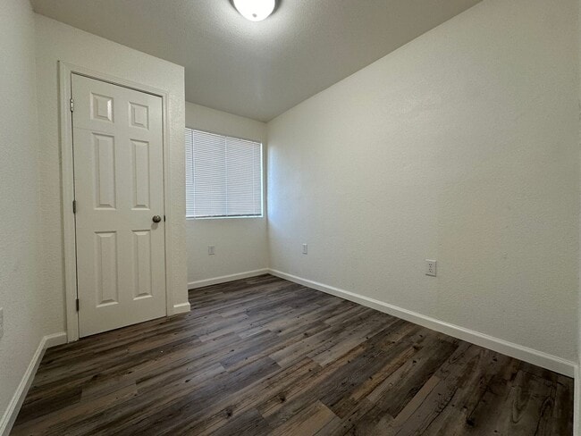 Building Photo - 616 5th St