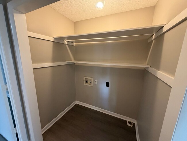 Building Photo - 1 Bed 1 Bath Unit In Shelbyvillle