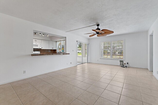 Building Photo - 5570 Tamberlane Cir